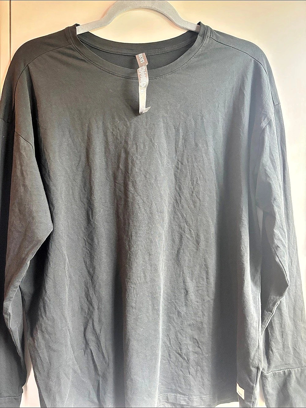 Vuori Long-Sleeve Feather Tee Woman’s Small Long Sleeve Tee Gray Small
